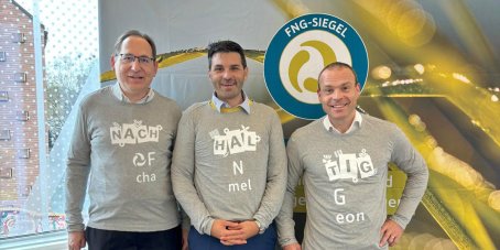 Carlos Zanotelli, Brian Mattmann und Mauro Bärtsch bei der Übergabe des FNG-Siegels in Frankfurt